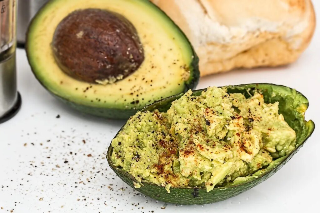 Come preparare una salsa di avocado per una dieta sana