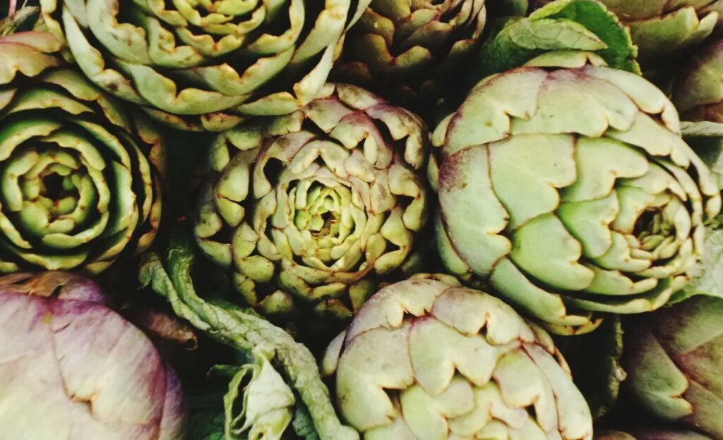 Come cucinare la padellata di carciofi alla romanesca: ecco la ricetta